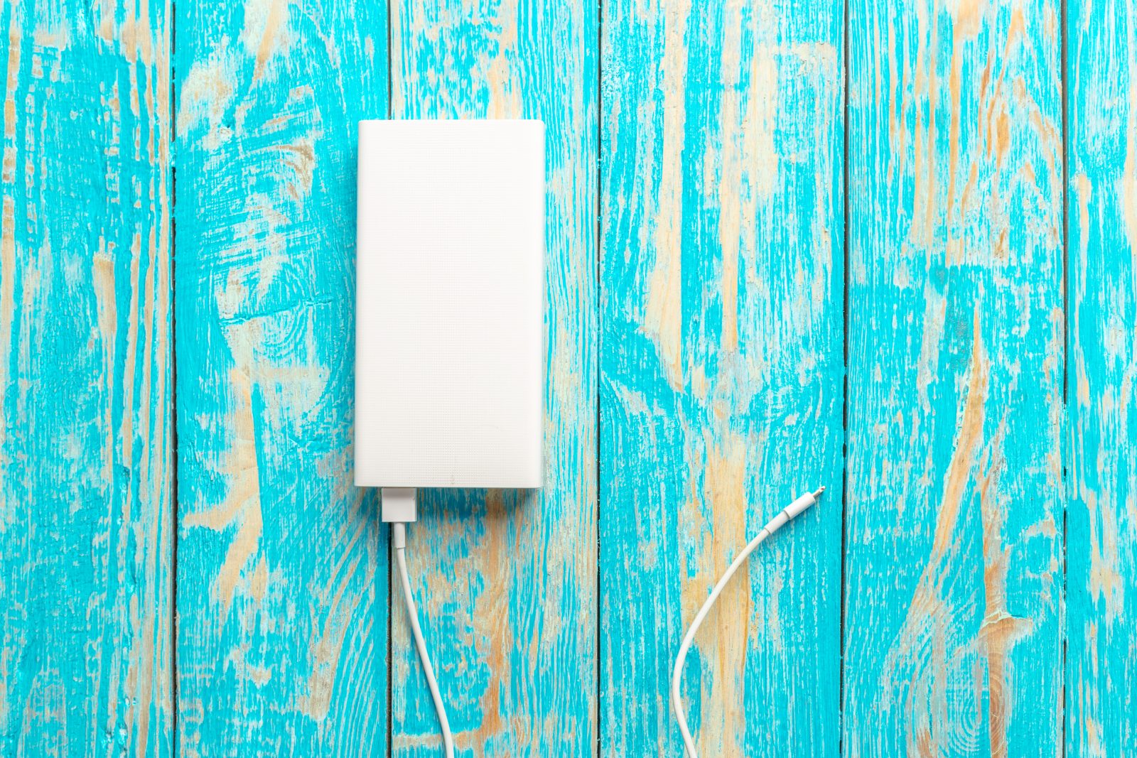 Batería de almacenamiento eléctrico con su cableado de conexión